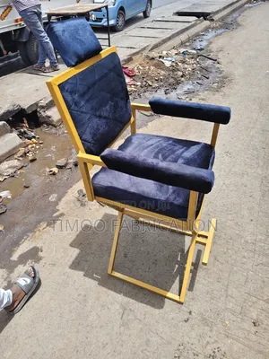 Make-Up Black and Gold Seats With Headrest