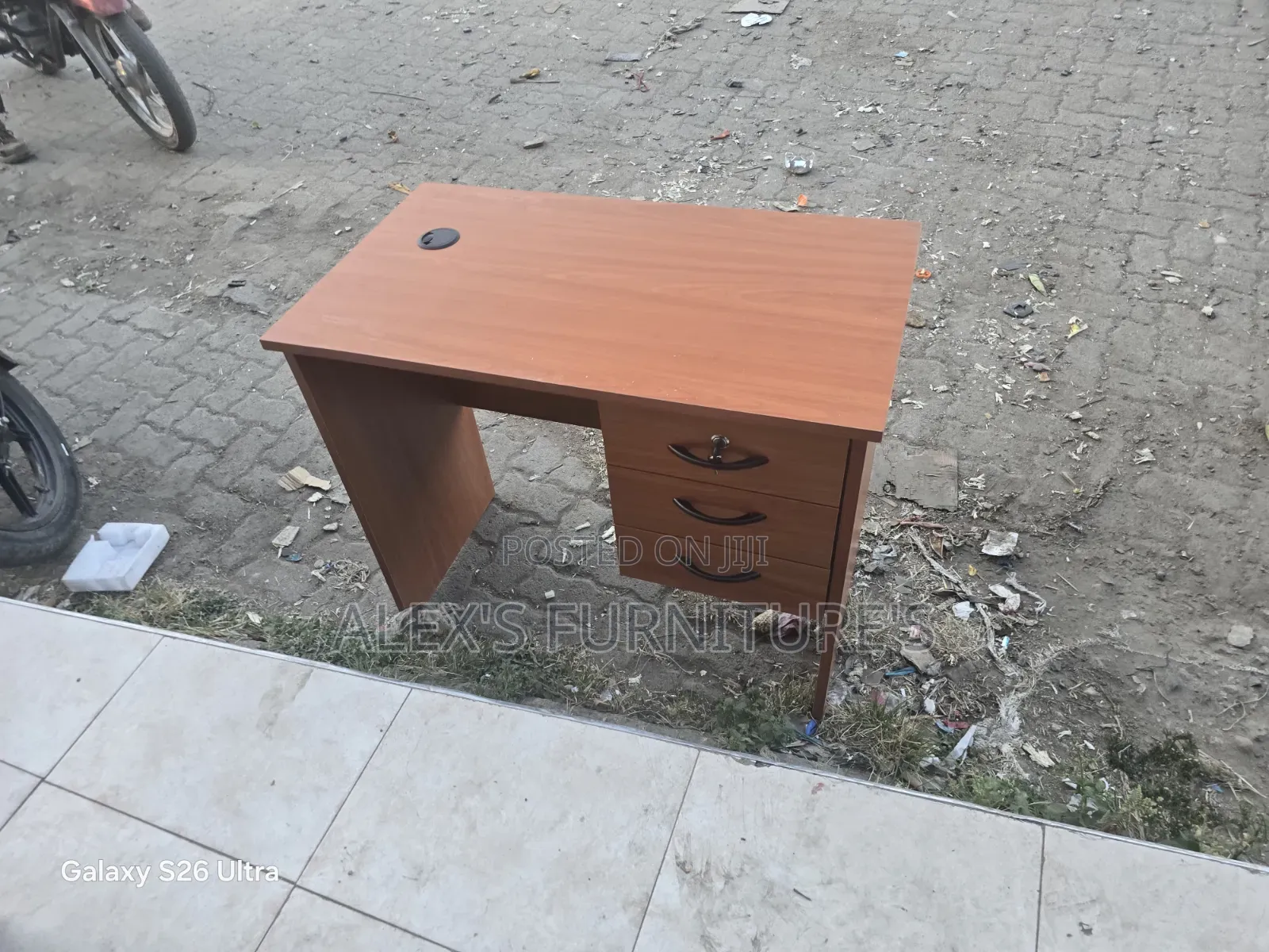 Chely Modern Desk