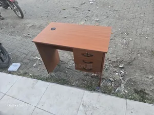 Chely Modern Desk