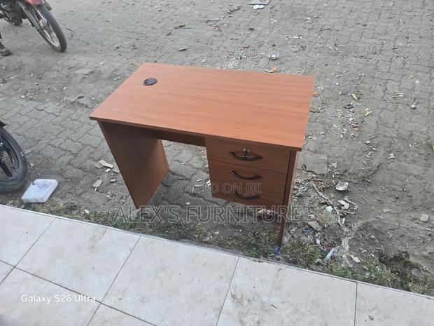 Chely Modern Desk - main view