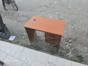 Chely Modern Desk