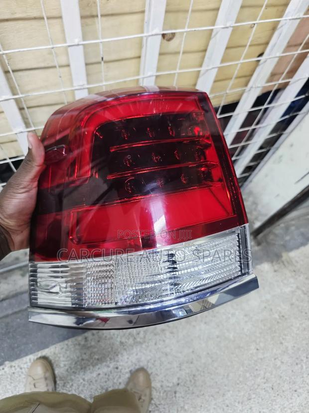 V8 200 Series Tail Light - thumbnail 2