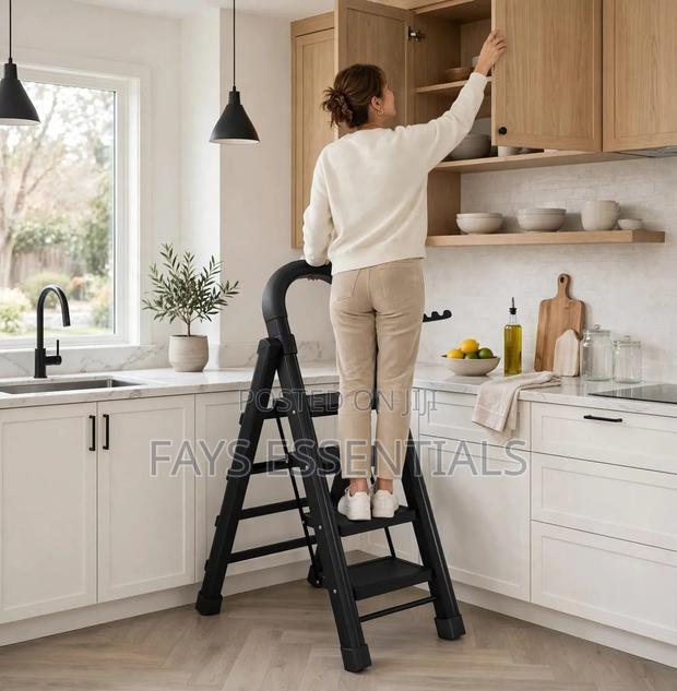 4 Step Folding Ladder With Safety Handle - main view