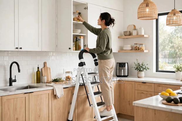 4 Step Folding Ladder With Safety Handle - thumbnail 3