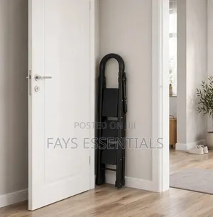 4 Step Folding Ladder With Safety Handle