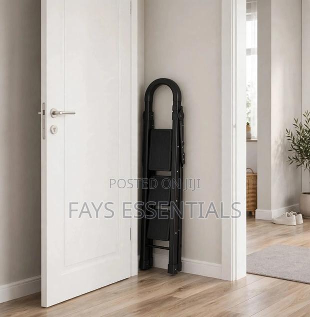 4 Step Folding Ladder With Safety Handle - thumbnail 4