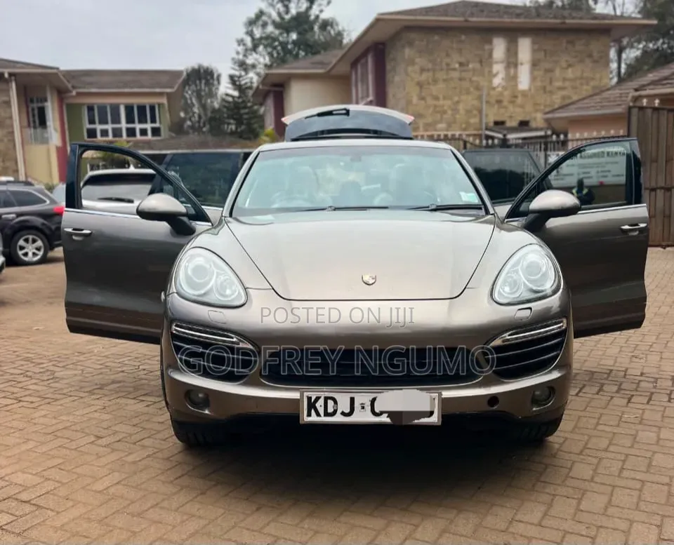Porsche Cayenne 2014 Gold