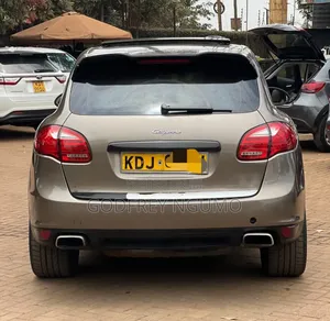 Porsche Cayenne 2014 Gold