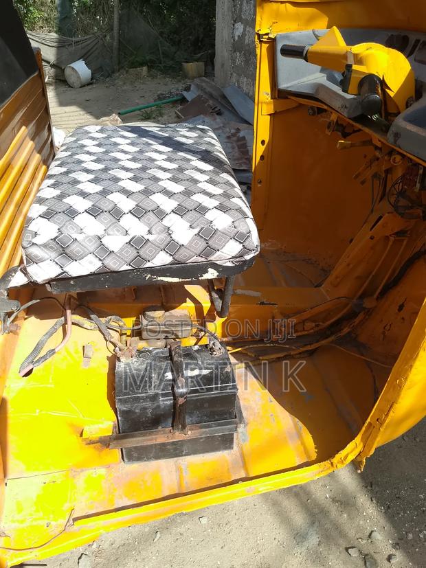 Piaggio 2011 Yellow - thumbnail 3