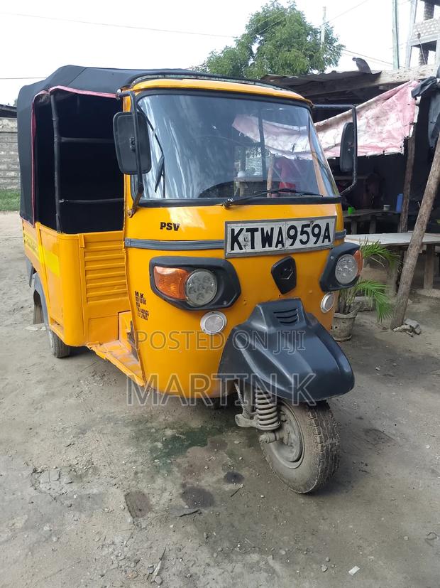 Piaggio 2011 Yellow