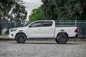 Toyota Hilux 2022 White