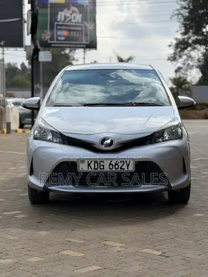 Toyota Vitz 2015 Silver