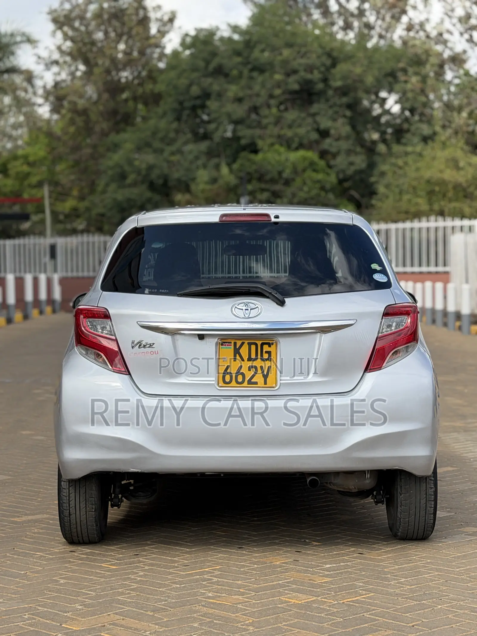 Toyota Vitz 2015 Silver