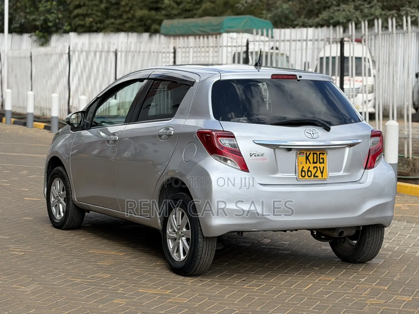 Toyota Vitz 2015 Silver