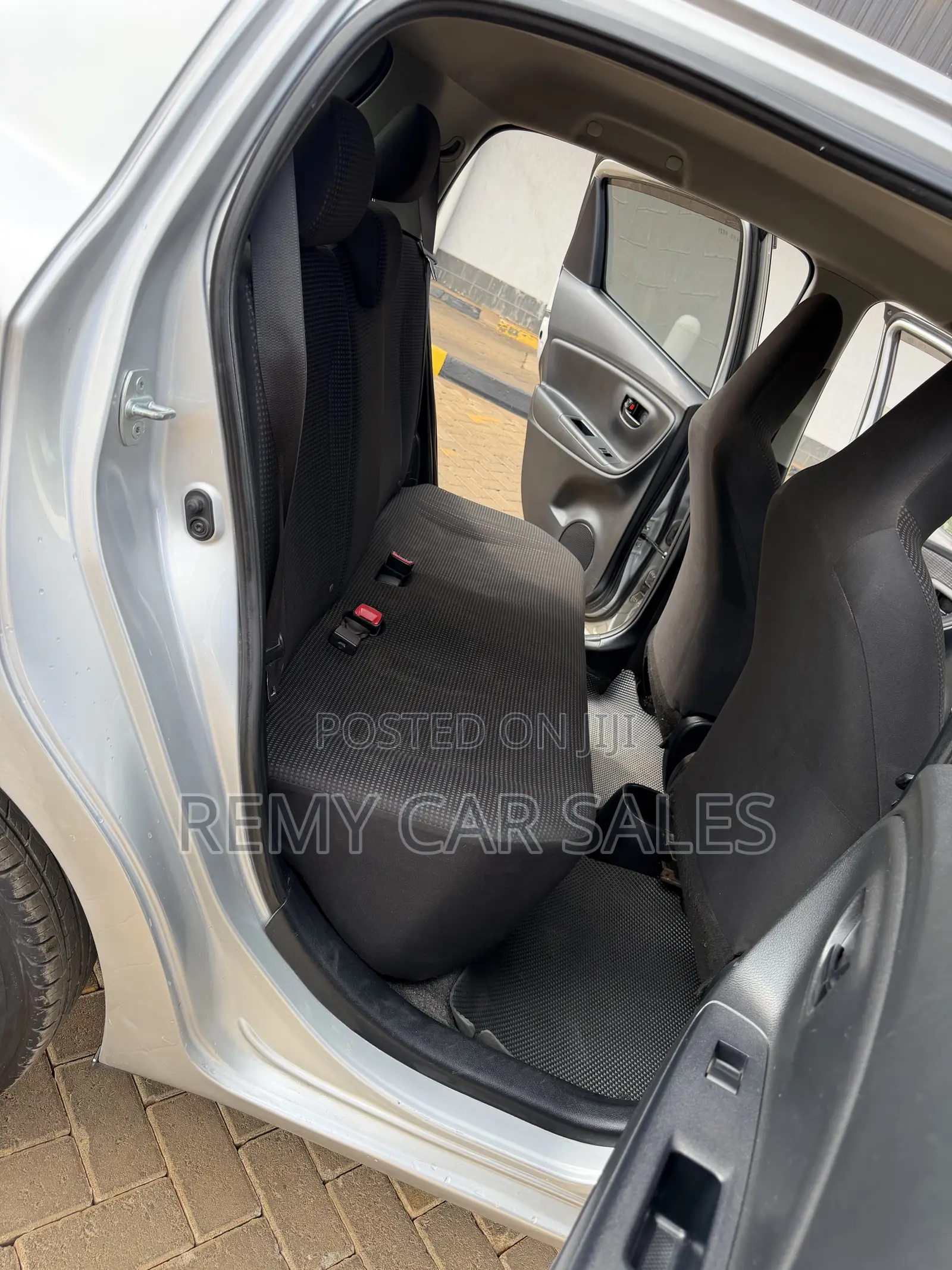 Toyota Vitz 2015 Silver
