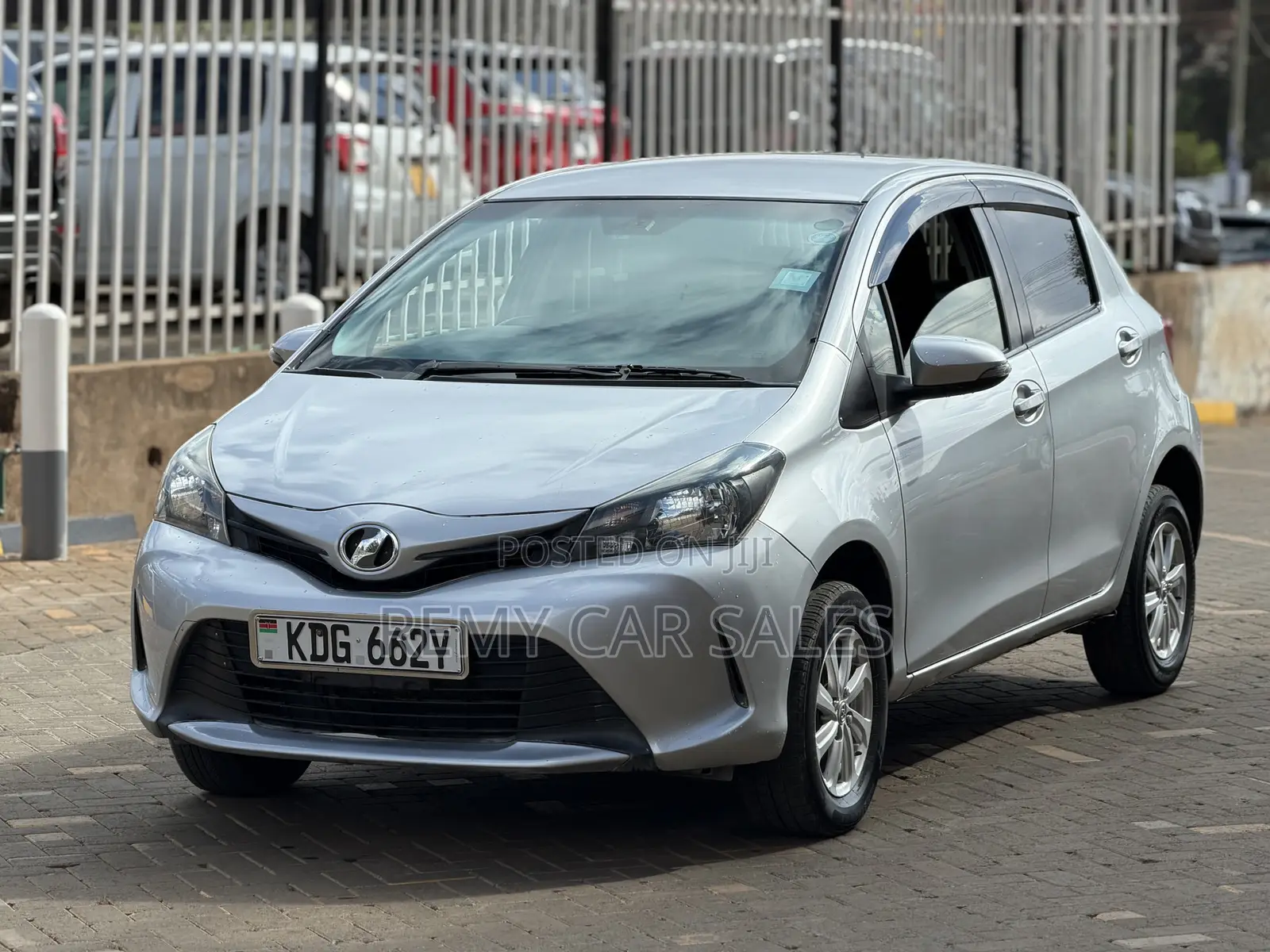 Toyota Vitz 2015 Silver