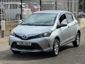 Toyota Vitz 2015 Silver