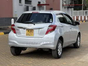 Toyota Vitz 2015 Silver