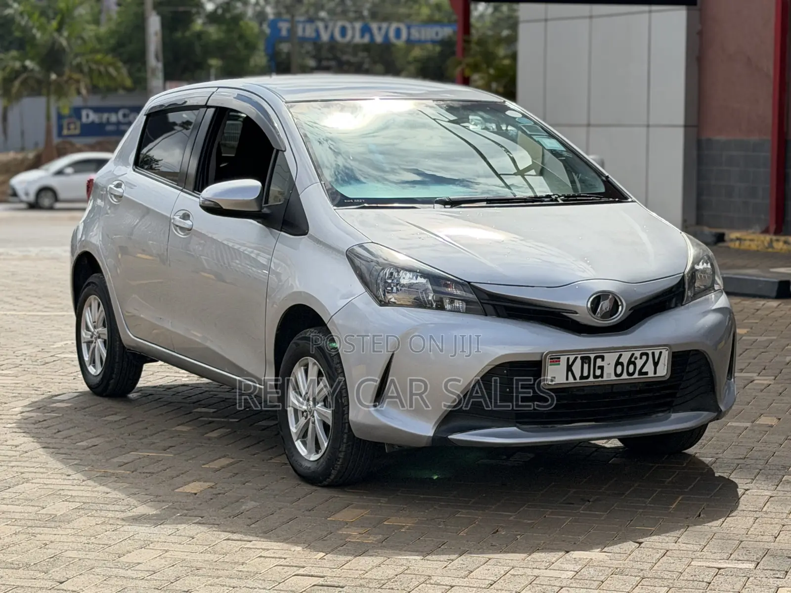 Toyota Vitz 2015 Silver