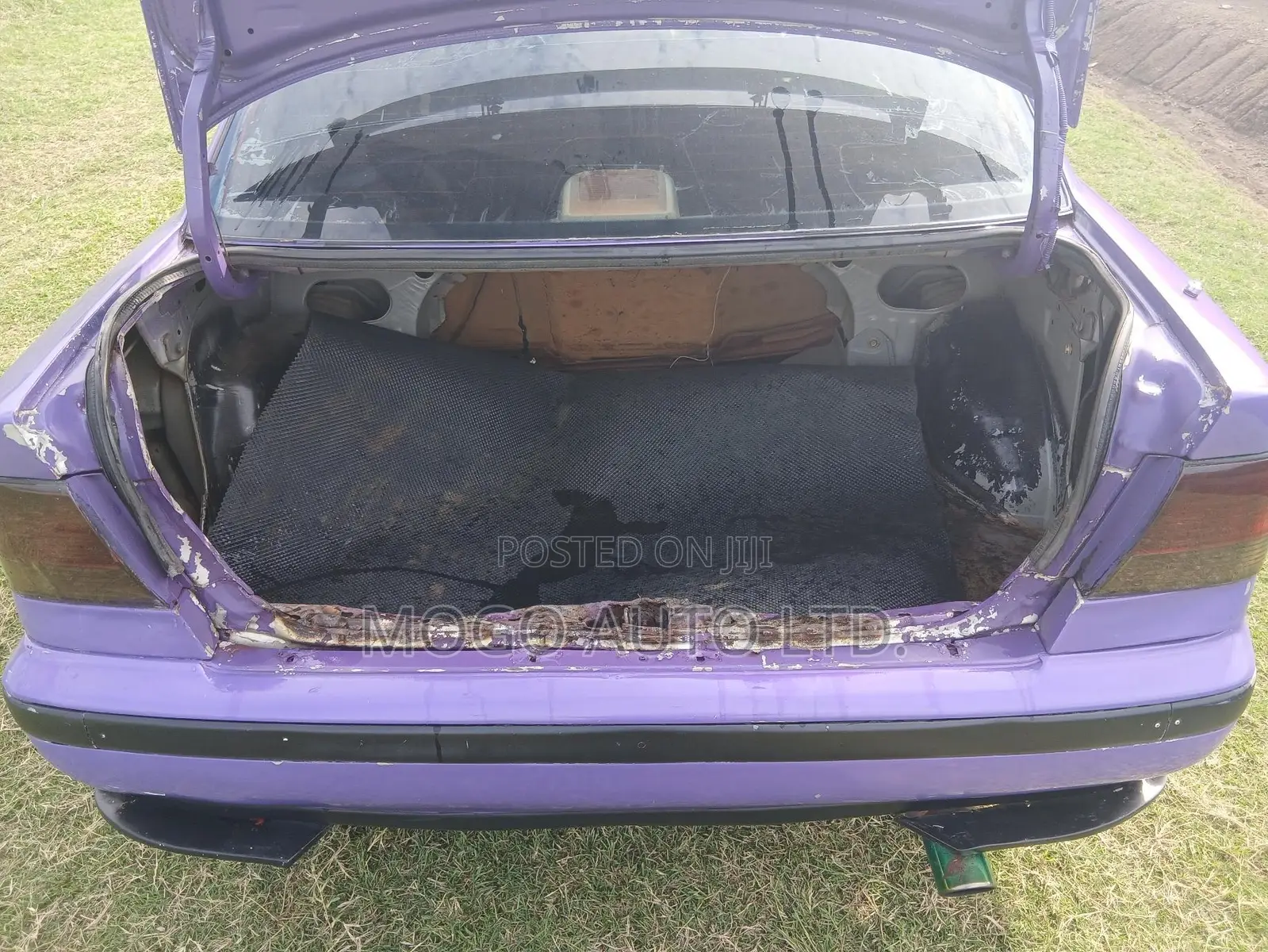 Nissan Sunny 2000 Gray