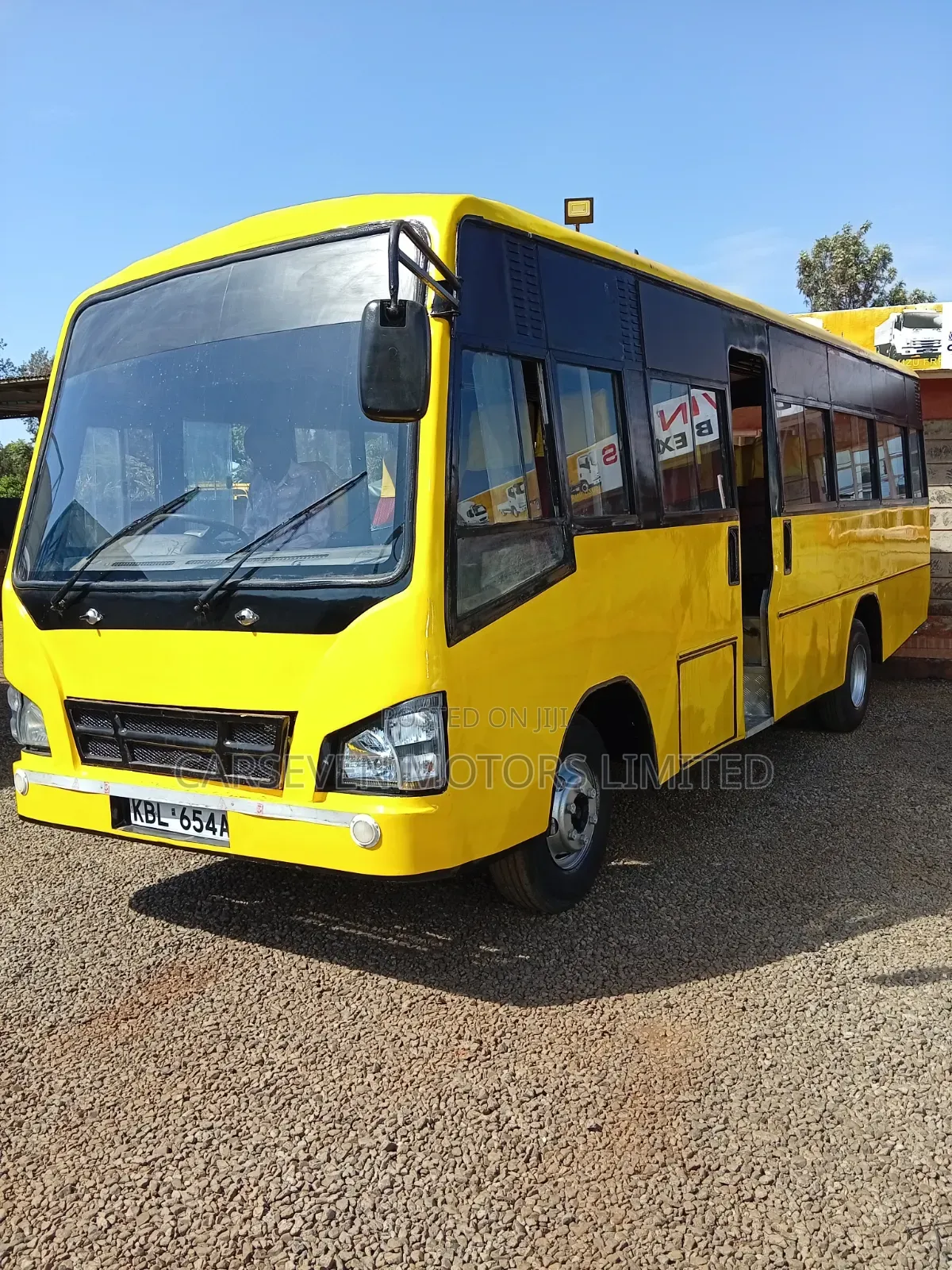 Isuzu NQR 2009 Yellow