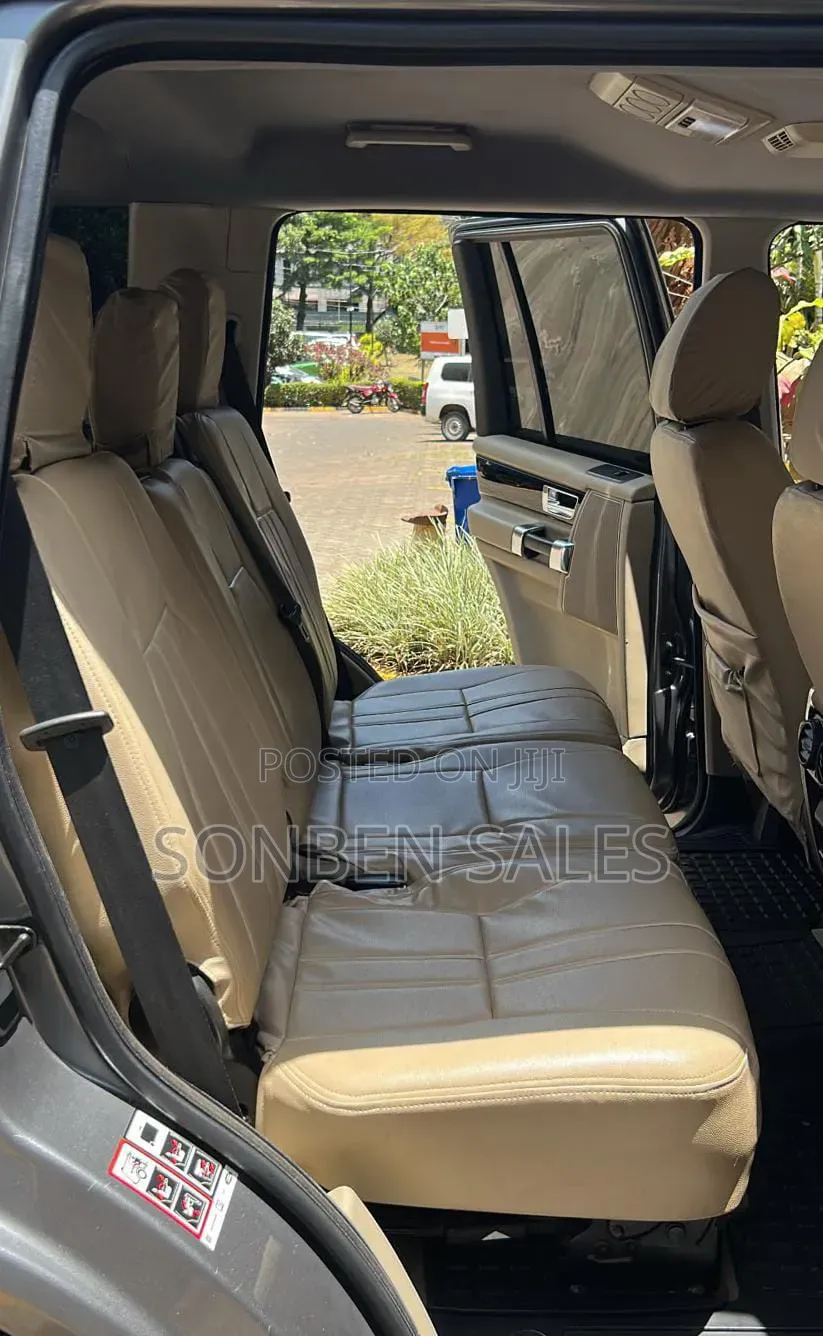 Land Rover Discovery 2010 Gray
