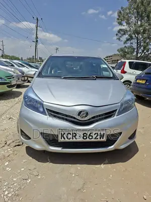 Toyota Vitz 1.3 FWD 5dr 2012 Silver