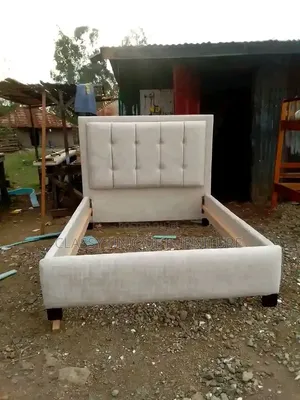 4x6 Cream Chester Bed