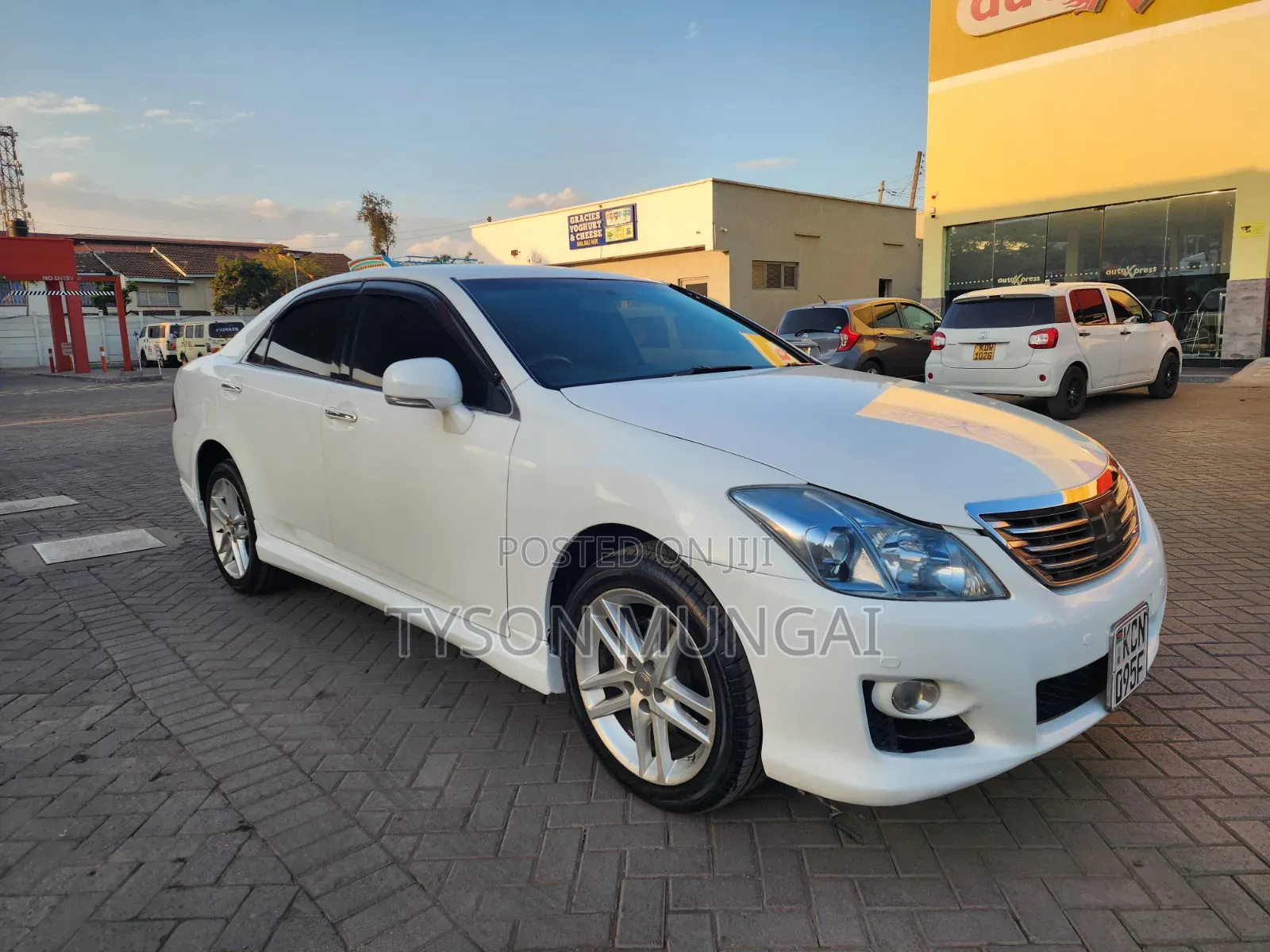 Toyota Crown 2010 White