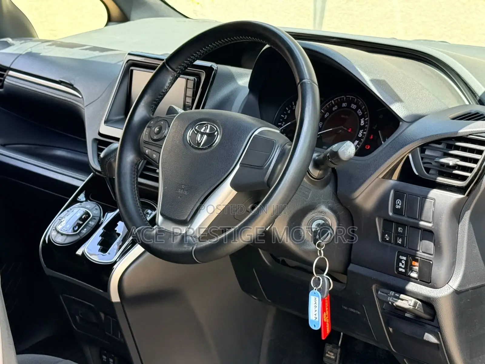 Toyota Esquire 2018 Gold