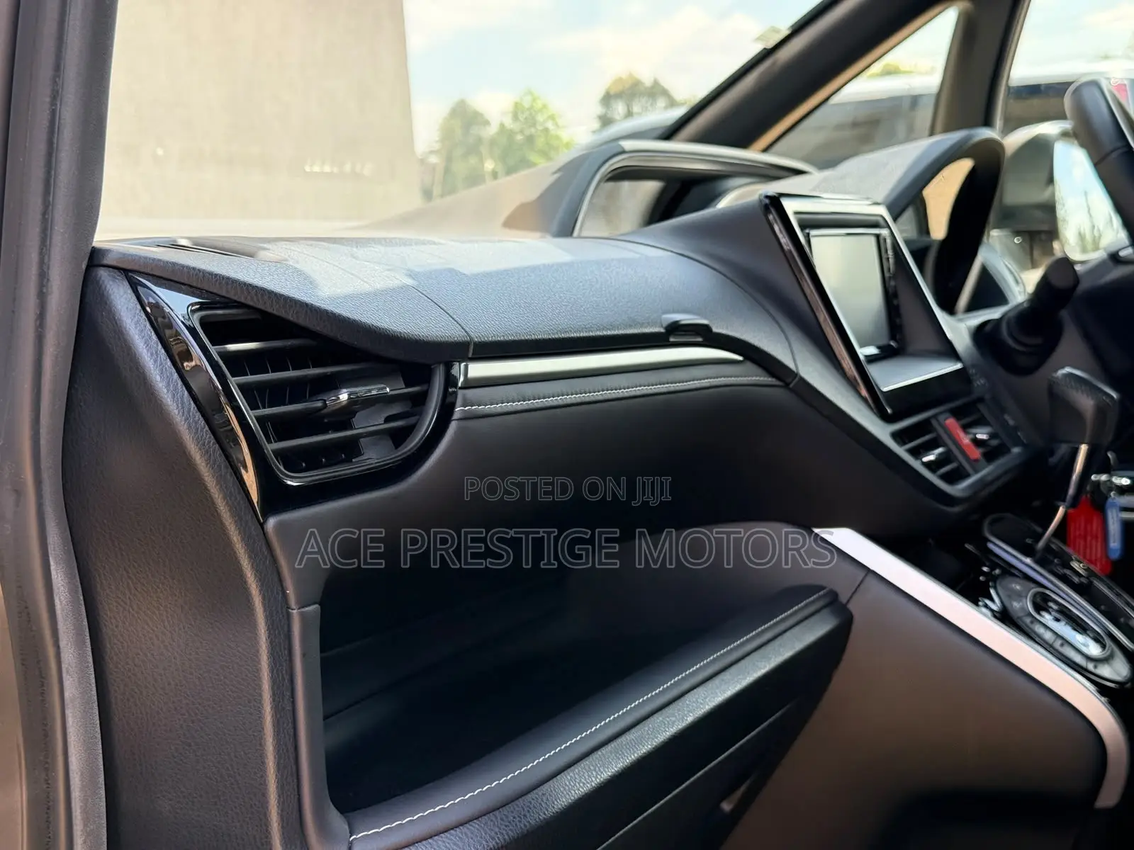 Toyota Esquire 2018 Gold