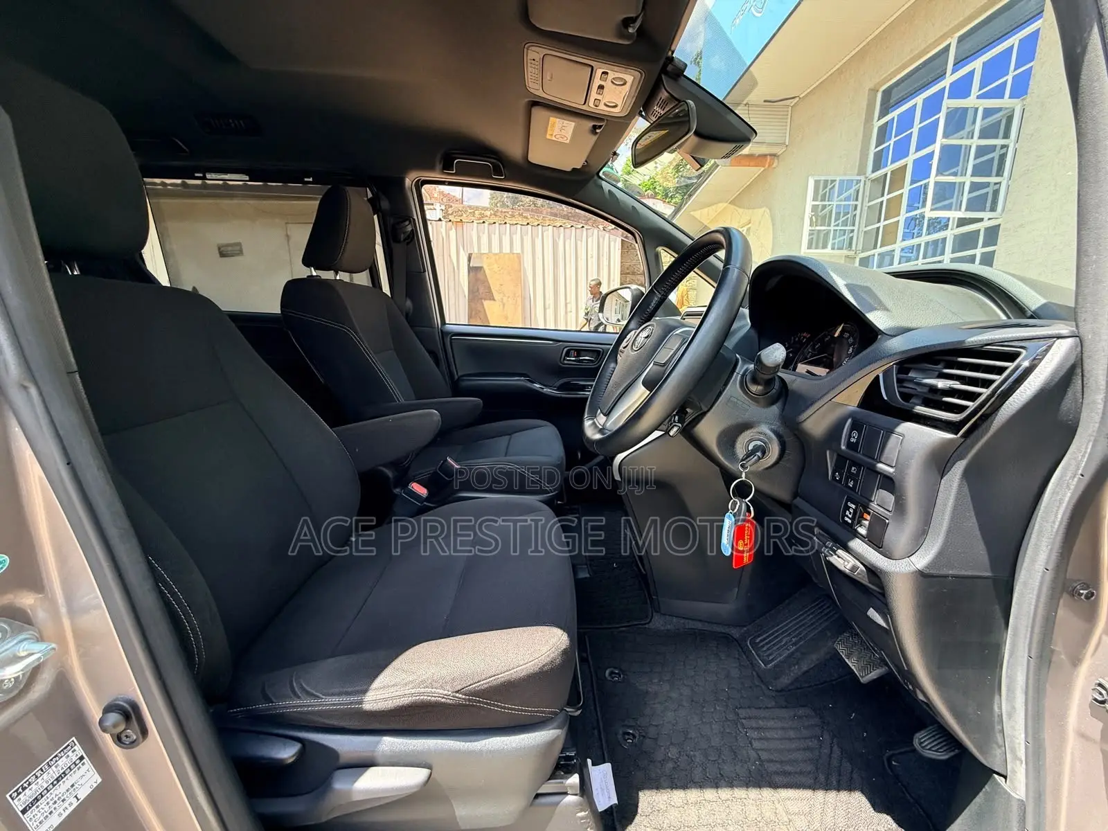 Toyota Esquire 2018 Gold