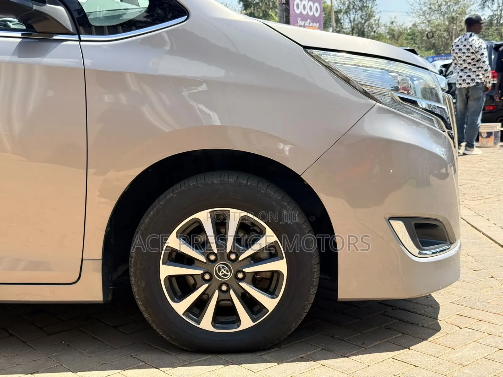 Toyota Esquire 2018 Gold