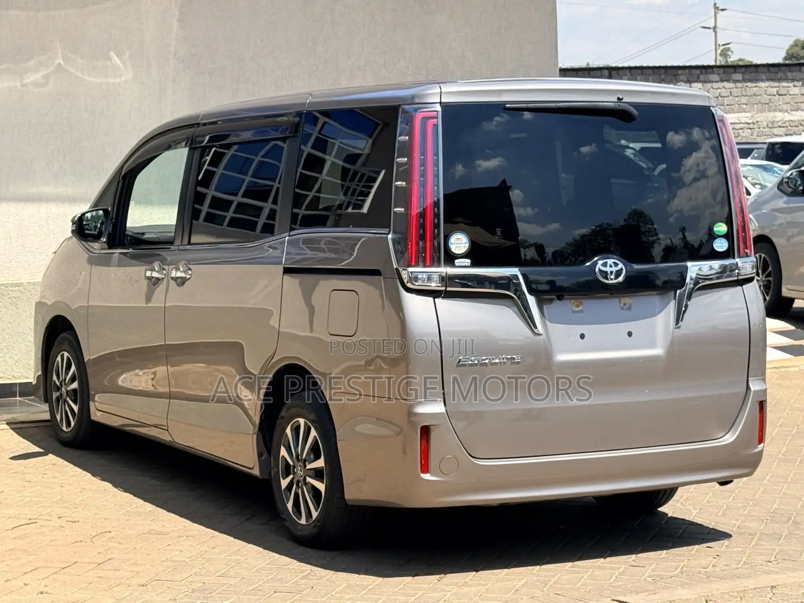 Toyota Esquire 2018 Gold