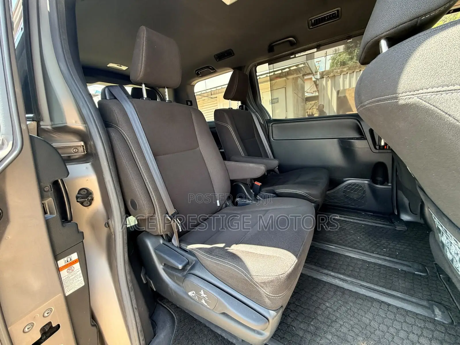 Toyota Esquire 2018 Gold