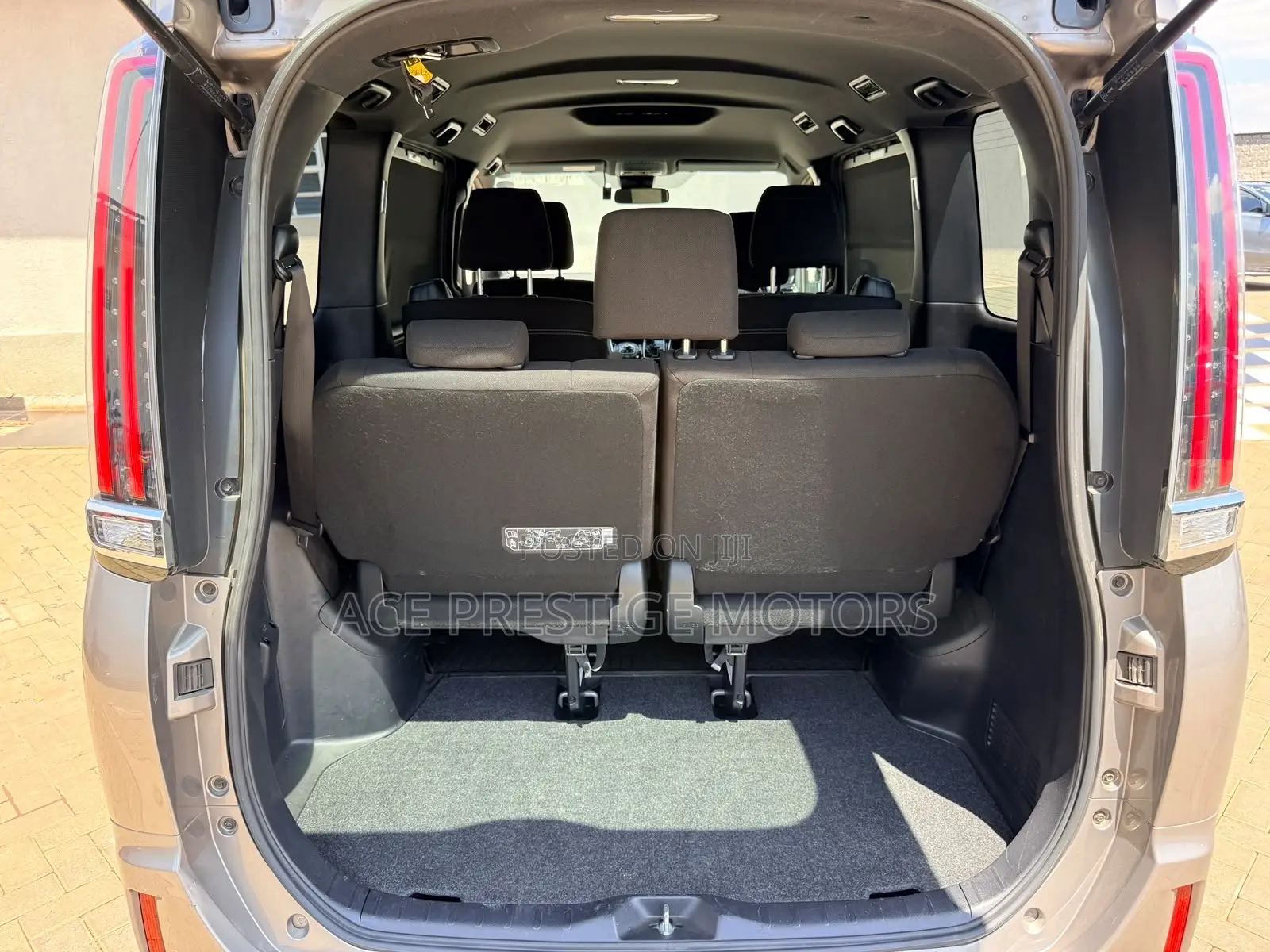 Toyota Esquire 2018 Gold