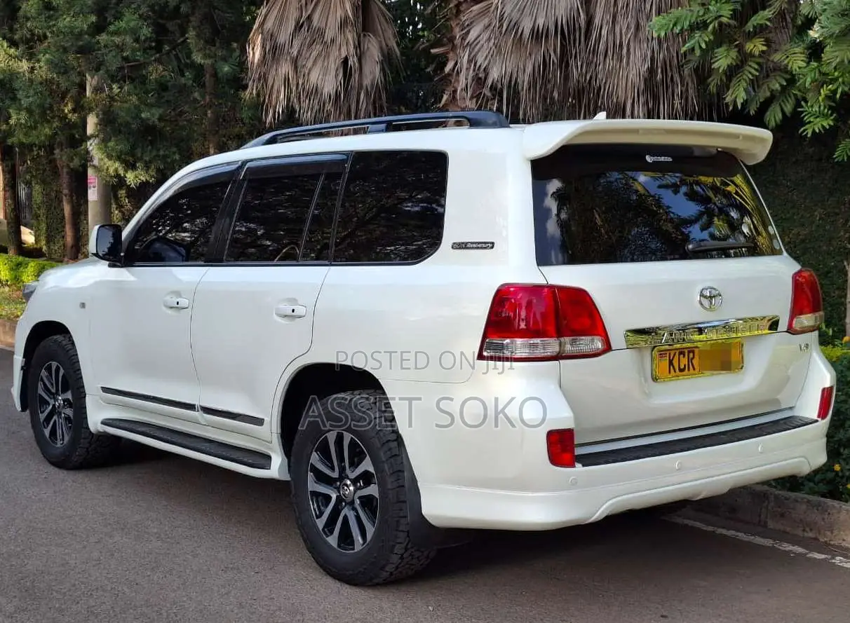 Toyota Land Cruiser 2011 White