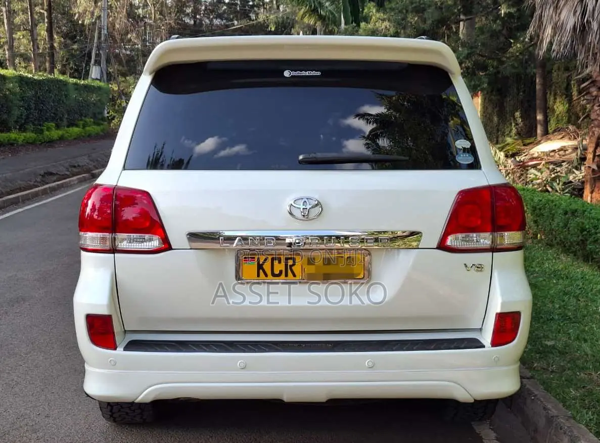 Toyota Land Cruiser 2011 White