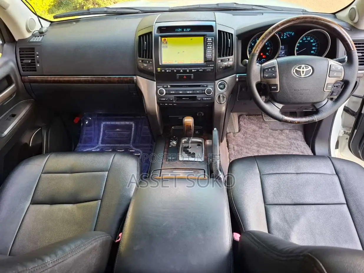 Toyota Land Cruiser 2011 White