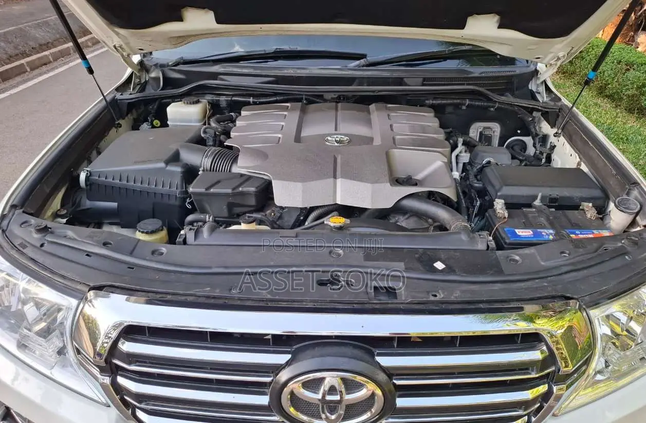 Toyota Land Cruiser 2011 White