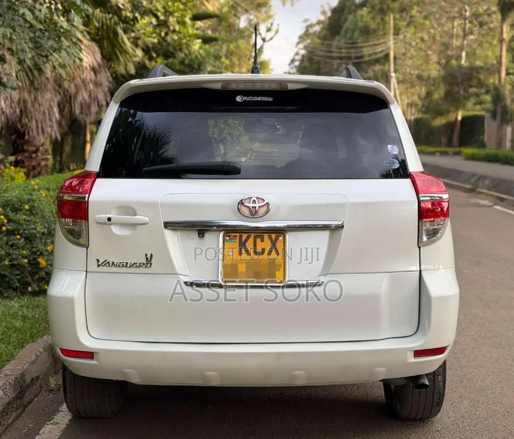 Toyota Vanguard 2013 White
