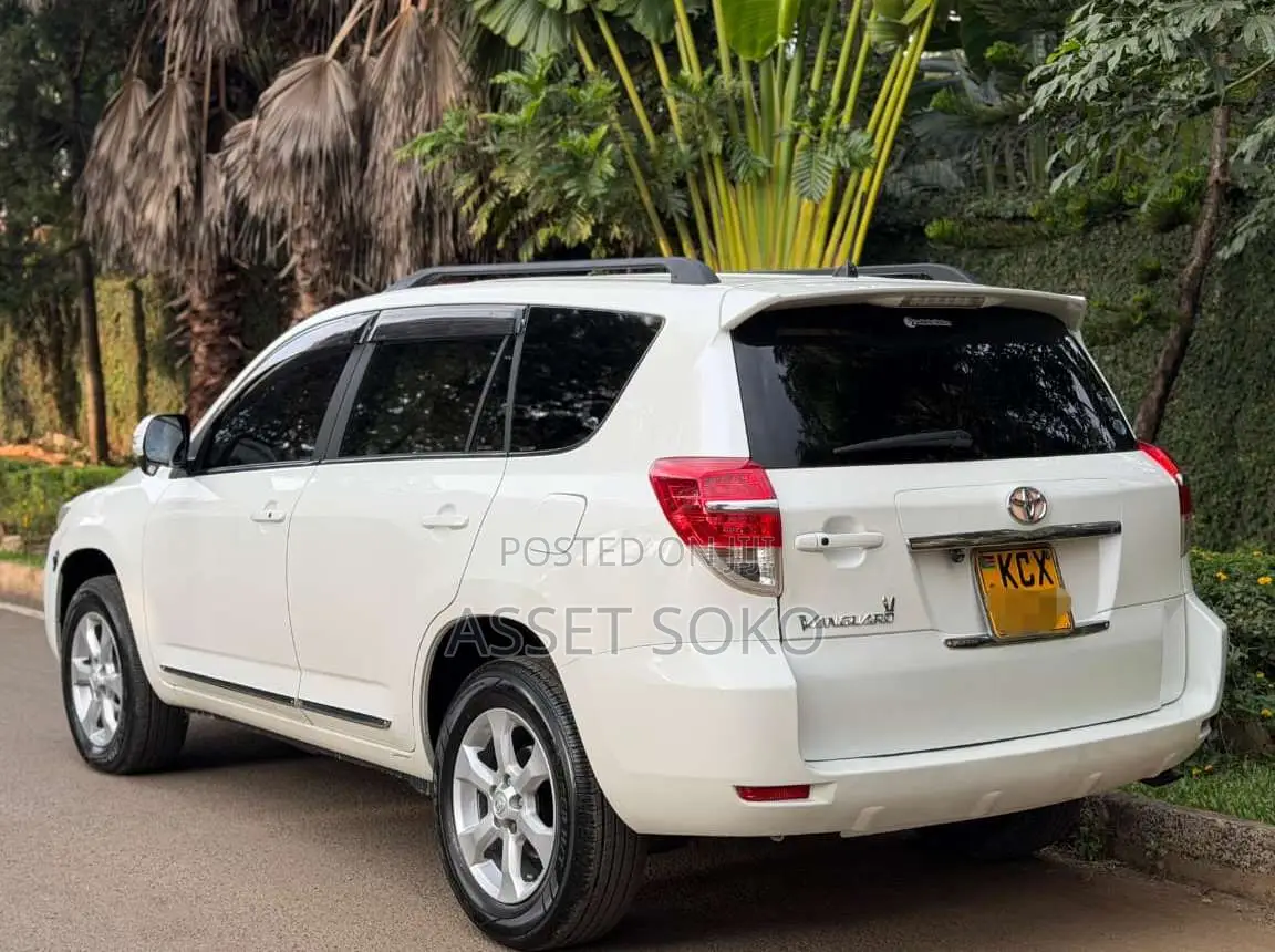 Toyota Vanguard 2013 White