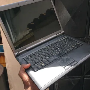Laptop Fujitsu Esprimo M9410 4GB Intel Core 2 Duo HDD 500GB