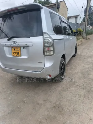 Toyota Voxy 2010 Silver