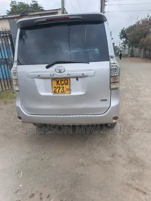 Toyota Voxy 2010 Silver