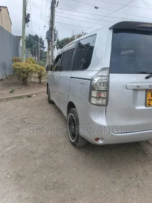 Toyota Voxy 2010 Silver