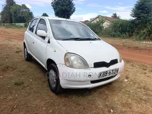 Toyota Vitz 2000 White