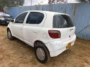 Toyota Vitz 2000 White