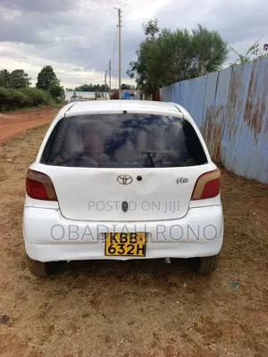 Toyota Vitz 2000 White