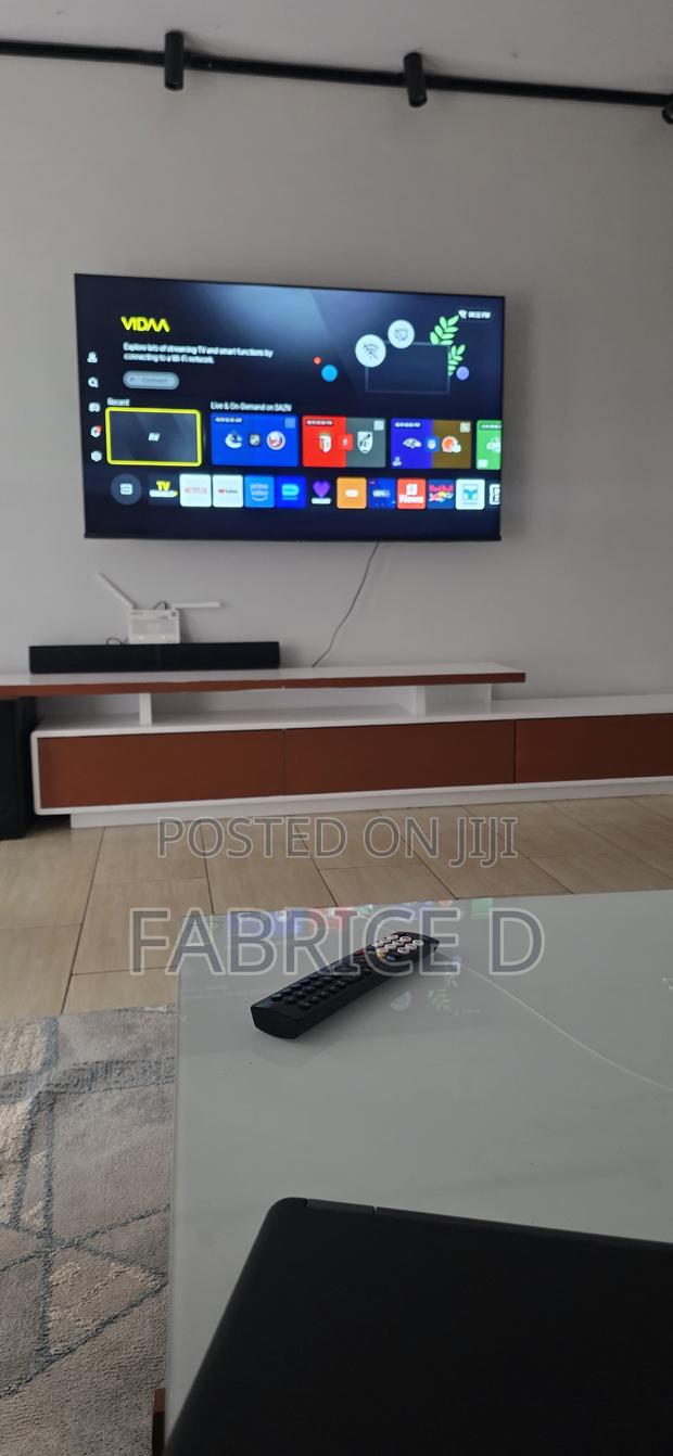 65" Hisence TV - thumbnail 2
